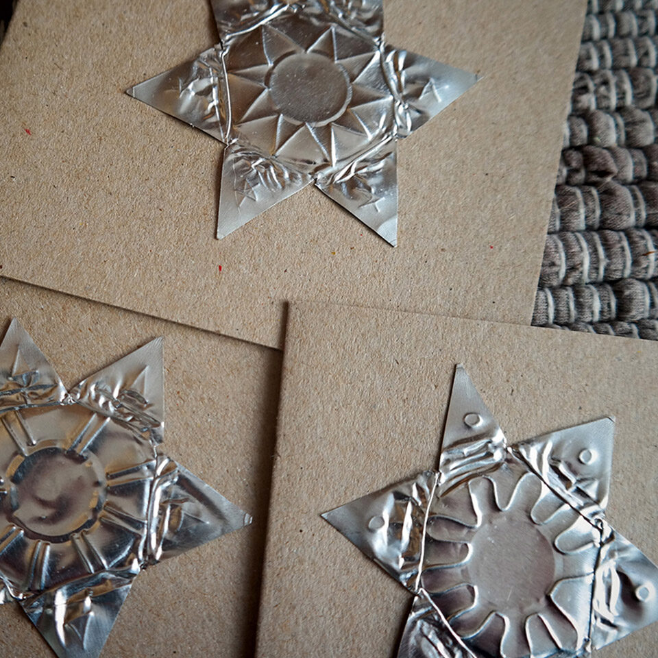 Upcycling Weihnachtsdeko aus aus Teelichthülsen werden Sterne.