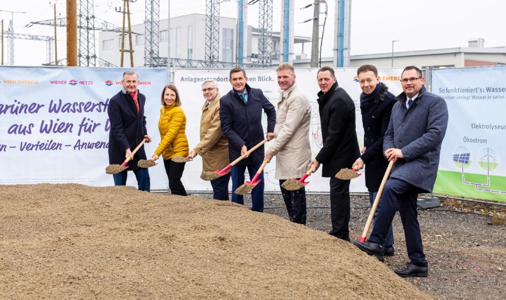 Der Bau der Erzeugungsanlage von Wien Energie hat bereits begonnen: Schon im Sommer 2023 wird sie Grünen Wasserstoff für Mobilität, Industrie und Energieerzeugung liefern. Am Foto v.l.n.r.: Peter Weinelt (Generaldirektor-Stellvertreter Wiener Stadtwerke), Gudrun Senk (Geschäftsführerin Wiener Linien), Gerhard Fida (Geschäftsführer Wiener Netze), Peter Hanke (Stadtrat), Michael Strebl (Vorsitzender der Wien Energie-Geschäftsführung), Thomas Steinhart (Bezirksvorsteher Simmering), Karl Gruber (Geschäftsführer Wien Energie), Helmut Meixner (Wasserstoff-Experte Wiener Netze) Fotocredit: © Wien Energie/Martin Steiger