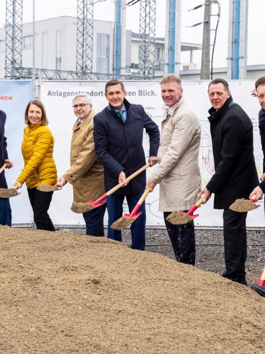 Der Bau der Erzeugungsanlage von Wien Energie hat bereits begonnen: Schon im Sommer 2023 wird sie Grünen Wasserstoff für Mobilität, Industrie und Energieerzeugung liefern. Am Foto v.l.n.r.: Peter Weinelt (Generaldirektor-Stellvertreter Wiener Stadtwerke), Gudrun Senk (Geschäftsführerin Wiener Linien), Gerhard Fida (Geschäftsführer Wiener Netze), Peter Hanke (Stadtrat), Michael Strebl (Vorsitzender der Wien Energie-Geschäftsführung), Thomas Steinhart (Bezirksvorsteher Simmering), Karl Gruber (Geschäftsführer Wien Energie), Helmut Meixner (Wasserstoff-Experte Wiener Netze) Fotocredit: © Wien Energie/Martin Steiger