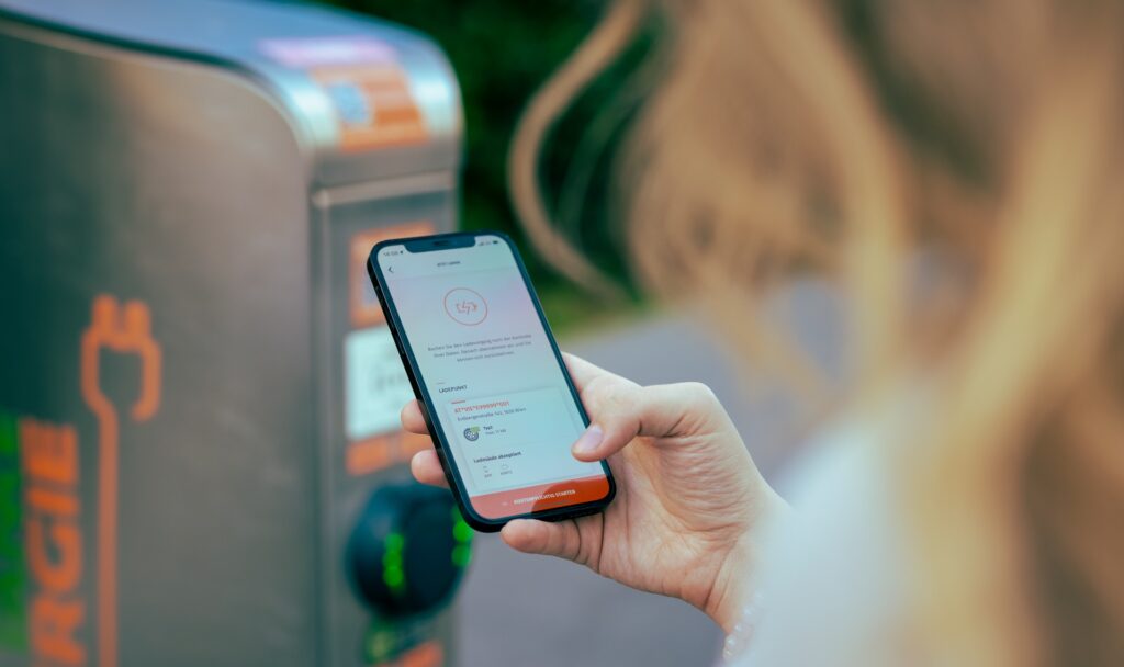 Die weiterentwickelte Wien Energie Tanke-App maximiert digitale Vorteile für Nutzerinnen und Nutzer. Fotocredit: © Wien Energie/Michael Horak