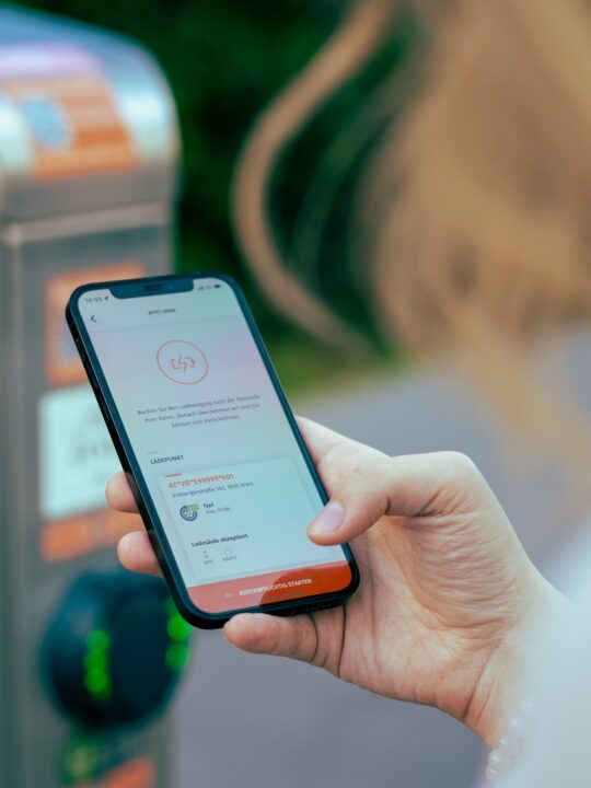 Die weiterentwickelte Wien Energie Tanke-App maximiert digitale Vorteile für Nutzerinnen und Nutzer. Fotocredit: © Wien Energie/Michael Horak