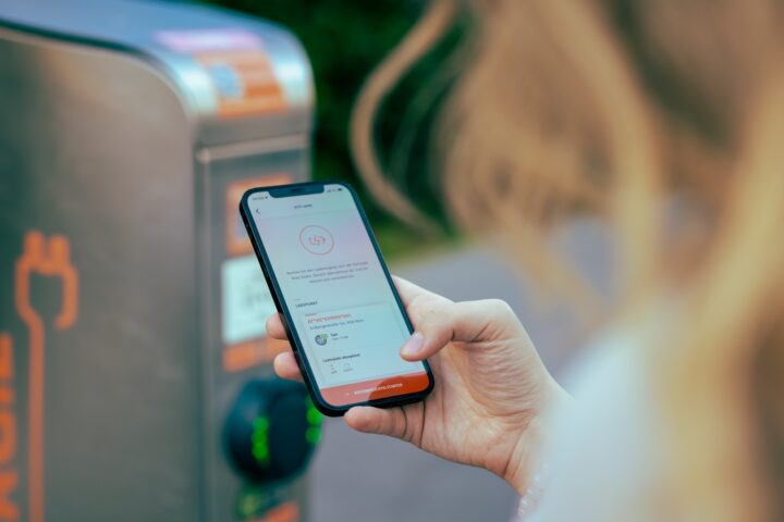 Die weiterentwickelte Wien Energie Tanke-App maximiert digitale Vorteile für Nutzerinnen und Nutzer. Fotocredit: © Wien Energie/Michael Horak