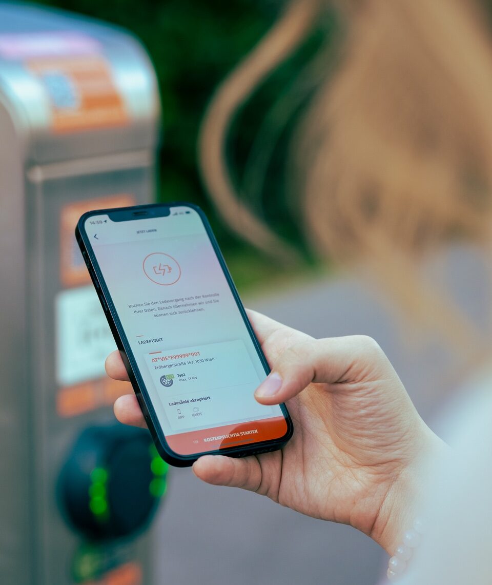 Die weiterentwickelte Wien Energie Tanke-App maximiert digitale Vorteile für Nutzerinnen und Nutzer. Fotocredit: © Wien Energie/Michael Horak