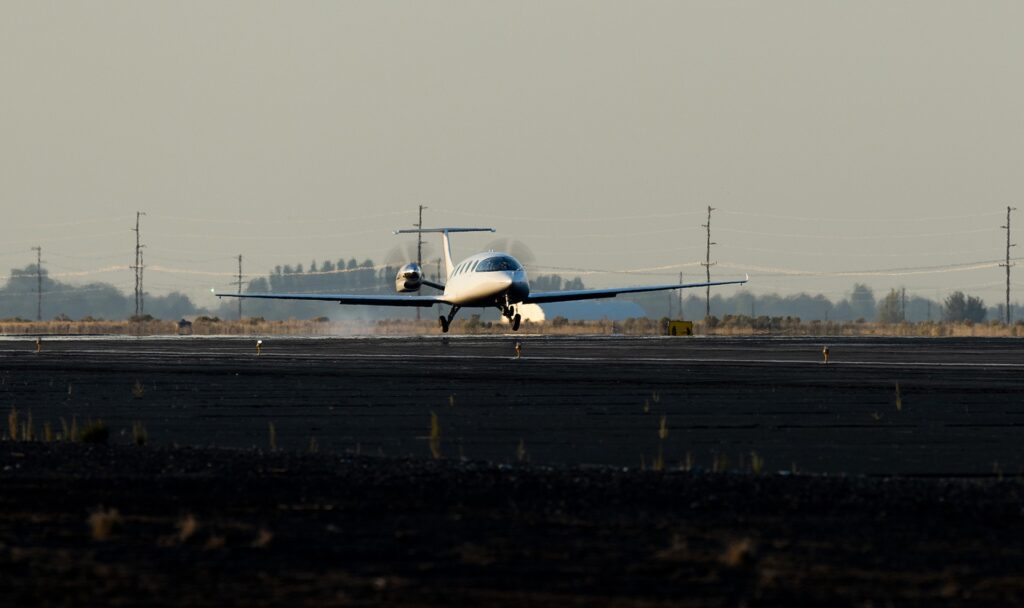 Gut gelandet: Das vollelektrische Flugzeug Alice bei der Landung am Flughafen von Grant County nach dem Testflug. Fotocredit: © Eviation