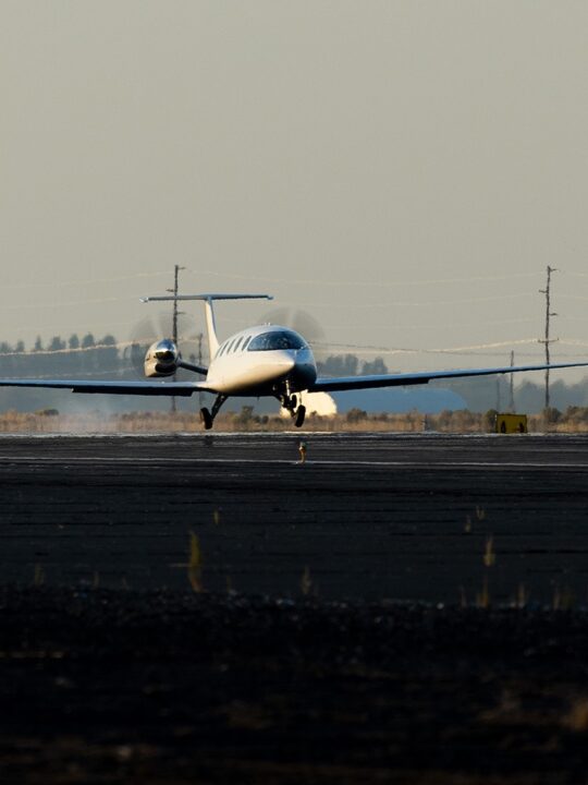 Gut gelandet: Das vollelektrische Flugzeug Alice bei der Landung am Flughafen von Grant County nach dem Testflug. Fotocredit: © Eviation