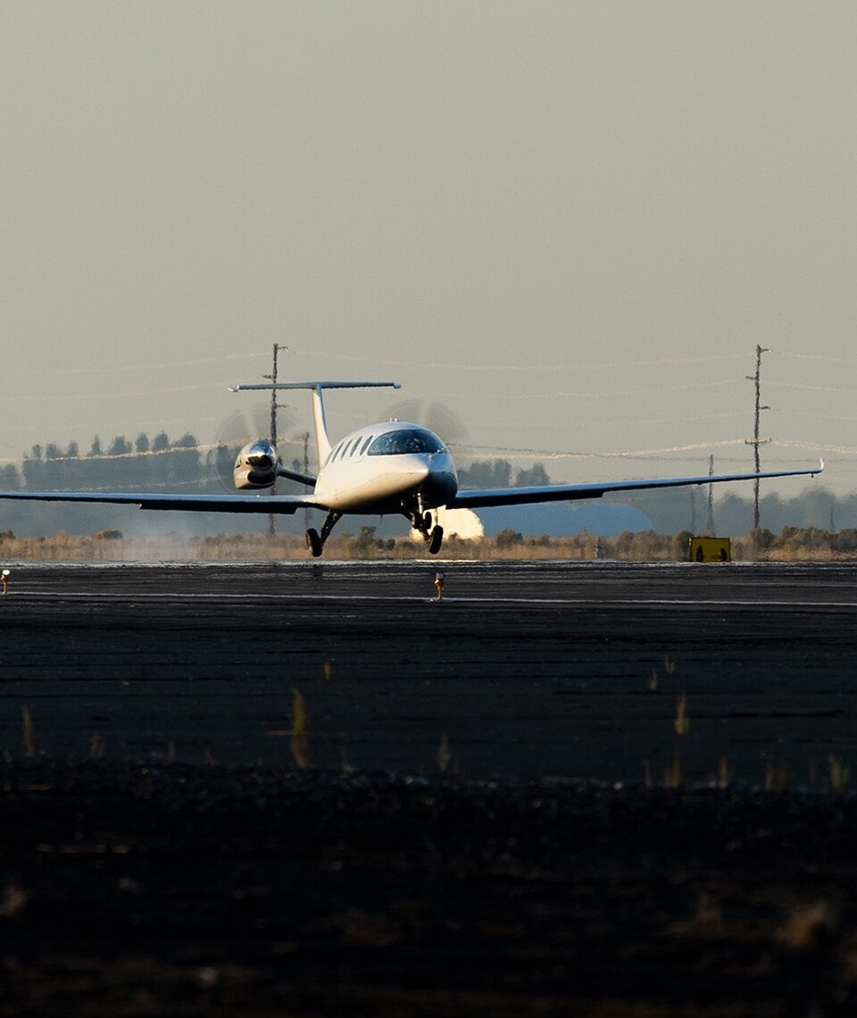 Gut gelandet: Das vollelektrische Flugzeug Alice bei der Landung am Flughafen von Grant County nach dem Testflug. Fotocredit: © Eviation