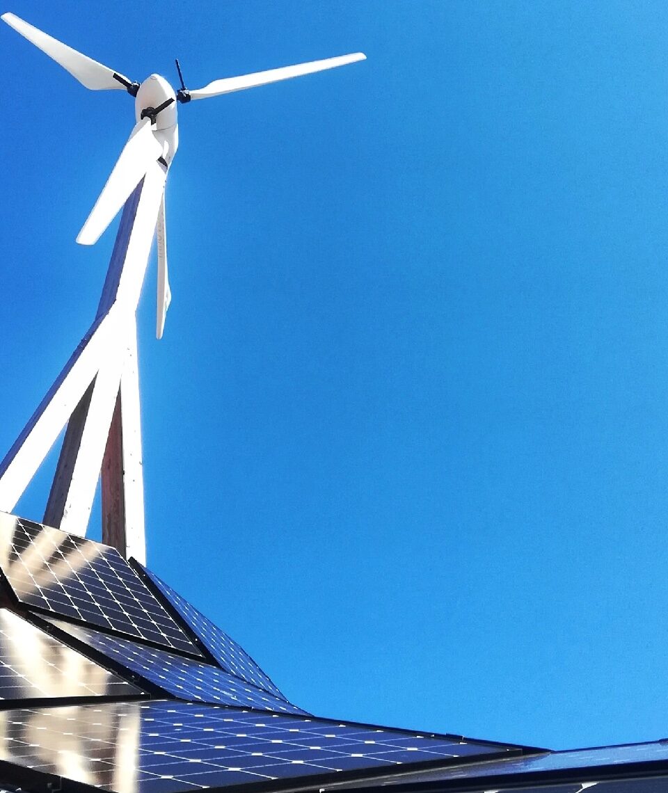 Wie gestaltet man erneuerbare, unabhängige Energie zu Hause am besten: Solarenergie vs. Windkraft? Ideal wäre eine Kombination! Fotocredit: © Nazrin Babashova/Unsplash