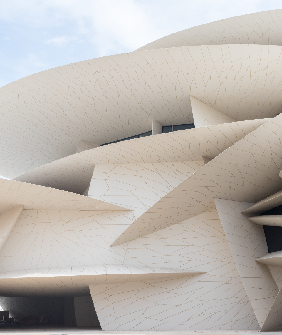 High-Tech-Fasern verleihen vielen neuen Gebäuden einen besonderen Schliff. Das Nationalmuseum von Katar in Doha wurde mit glasfaserverstärktem Beton verkleidet. Fotocredit: © Ateliers Jean Nouvel/Iwan Baan