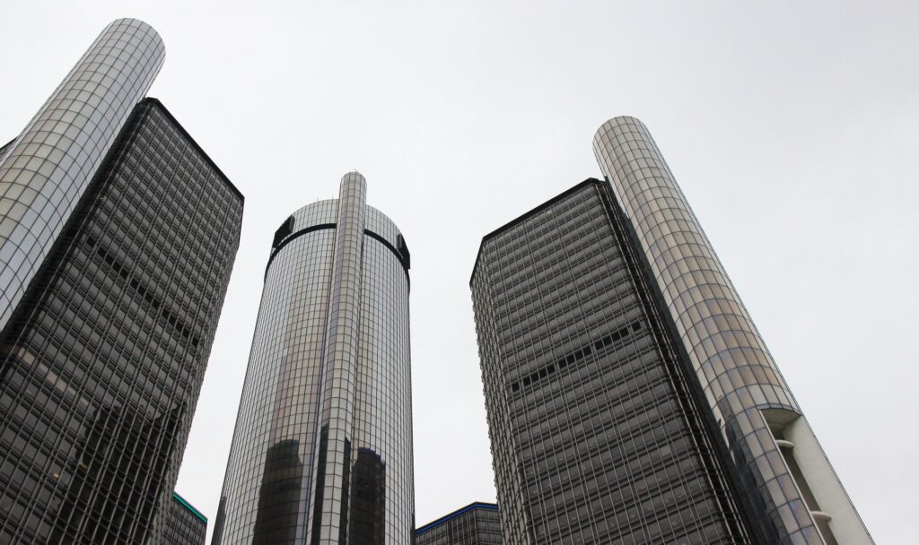 Der Hauptsitz von General Motors im Renaissance Center, dem mit 221 Metern höchsten Gebäude von Detroit, wird bereits mit sauberem Strom versorgt. Fotocredit: © jowest/Pixabay