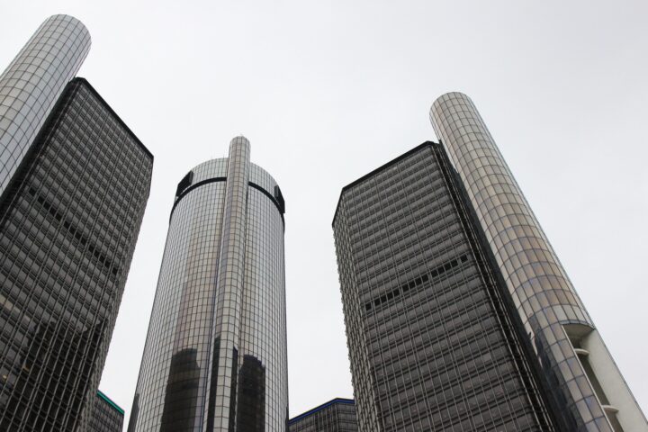 Der Hauptsitz von General Motors im Renaissance Center, dem mit 221 Metern höchsten Gebäude von Detroit, wird bereits mit sauberem Strom versorgt. Fotocredit: © jowest/Pixabay