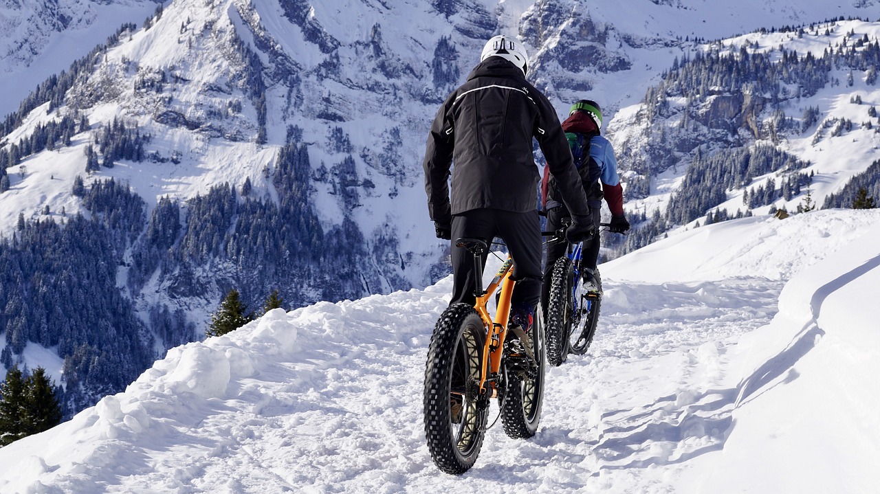 Winterreifen können für mehr Sicherheit auf deinem E-Bike im Winter sorgen. Allerdings solltest du auf Spikes nur setzen, wenn die Reifen viel auf schneebedeckter Fahrbahn zum Einsatz kommen. Fotocredit: © Susanne Jutzeler/Pixabay