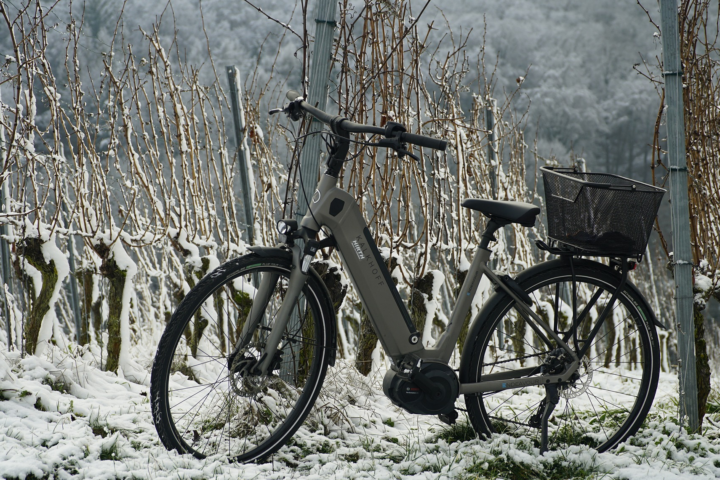 Mit diesen Tipps bist du auch im Winter mit dem E-Bike passend gerüstet. Fotocredit: © jhenning/Pixabay