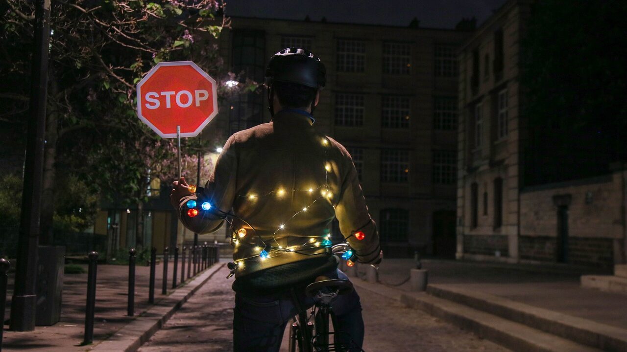 Zugegeben: Das ist ein bisschen übertrieben, aber: Zusätzliche Lichtquellen auf deinem Helm oder auf deinem Rucksack erhöhen deine Sichtbarkeit, wenn du mit dem E-Bike im Winter unterwegs bist. Fotocredit: © Velotaf/Pixabay