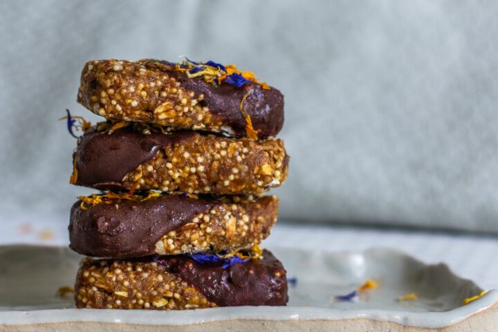 auf diesem Bild siehst du selbstgemachte vegane Müslibites - für mehr Nachhaltigkeit. Fotocredit: Vesela Vladimirova