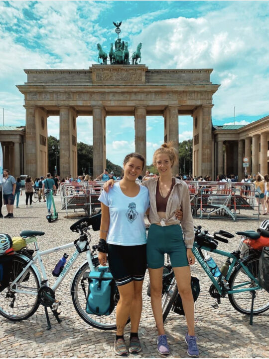 auf diesem Bild siehst du Nicole und Sonja mit dem Fahrrad vor dem Brandenburgertor in Berlin Fotocredit: Nicole Taborsky