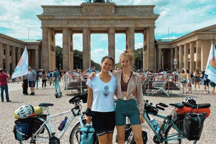 auf diesem Bild siehst du Nicole und Sonja mit dem Fahrrad vor dem Brandenburgertor in Berlin Fotocredit: Nicole Taborsky