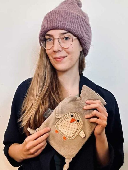 Bloggerin Nicole mit warmer Haube und Wärmflasche. - Fotocredit: Nicole Taborsky