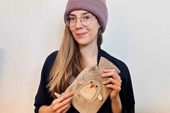 Bloggerin Nicole mit warmer Haube und Wärmflasche. - Fotocredit: Nicole Taborsky