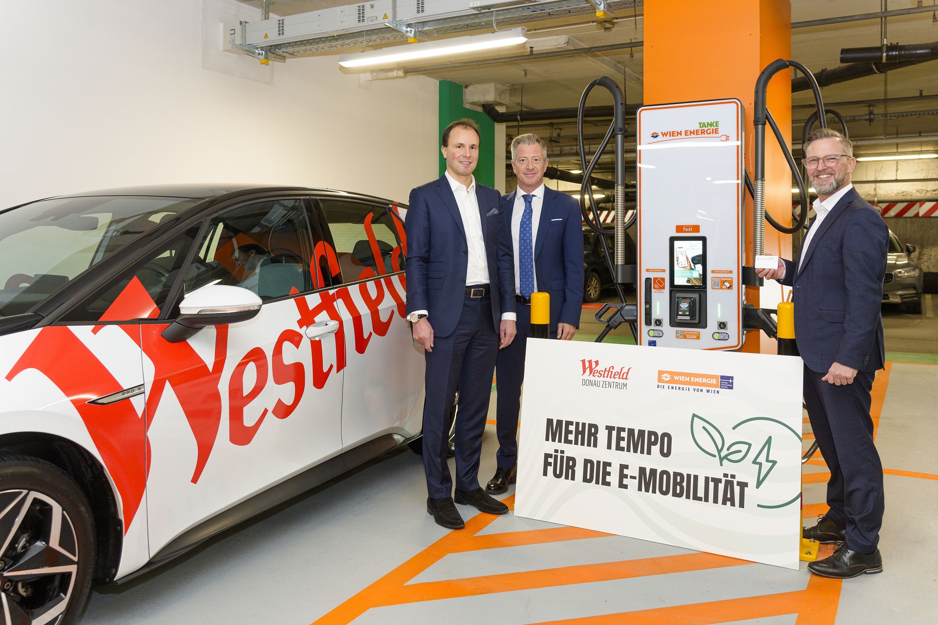 Paul Douay, Managing Director, Asset Management, Central Europe, bei Unibail-Rodamco-Westfield; Sascha Zabransky, Leitung E-Mobilität bei Wien Energie; Loic Bruvry Leitung Vertrieb bei Wien Energie